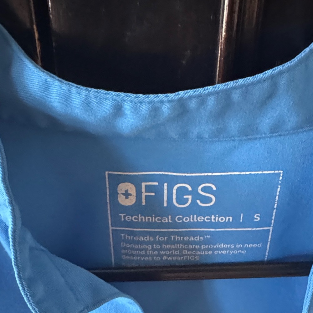LIMITED COLOR Figs Rafaela™ - Oversized Scrub Top - Capri Blue - Picture 3 of 4